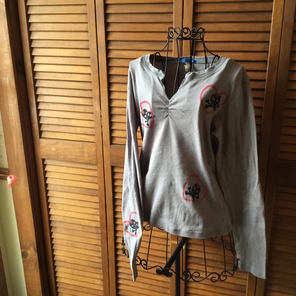 DELIA'S SKULL & CROSSBONES PINK HEARTS SHIRT L